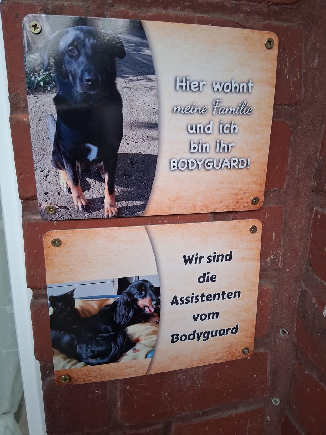 Customer photo review of Hunde-Türschild personalisiert mit Foto & Text (UV- und wetterfest)