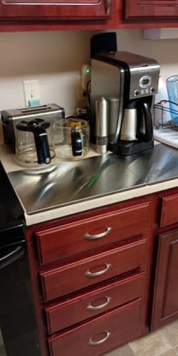 Customer photo review of Cette planche à découper en acier inoxydable est facile à nettoyer, double face et polyvalente, idéale pour manipuler les légumes de cuisine.