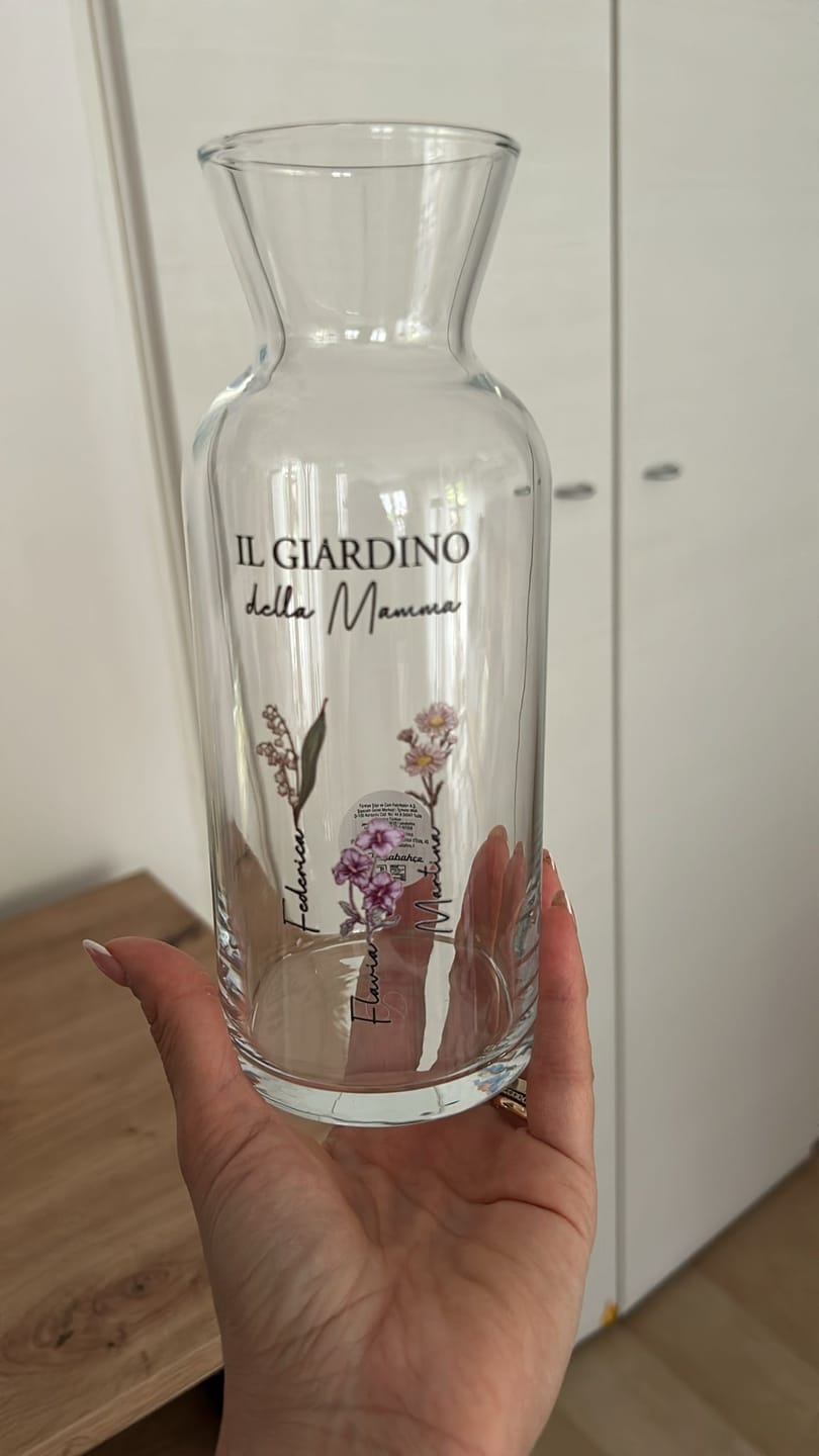 Customer photo review of Il giardino della mamma – Vaso in vetro personalizzato con nome e fiori per mamma e nonna