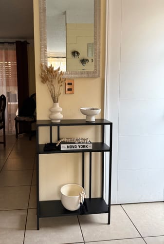 Un cliente muestra su aparador Romani negro, decorado en la entrada de su casa.