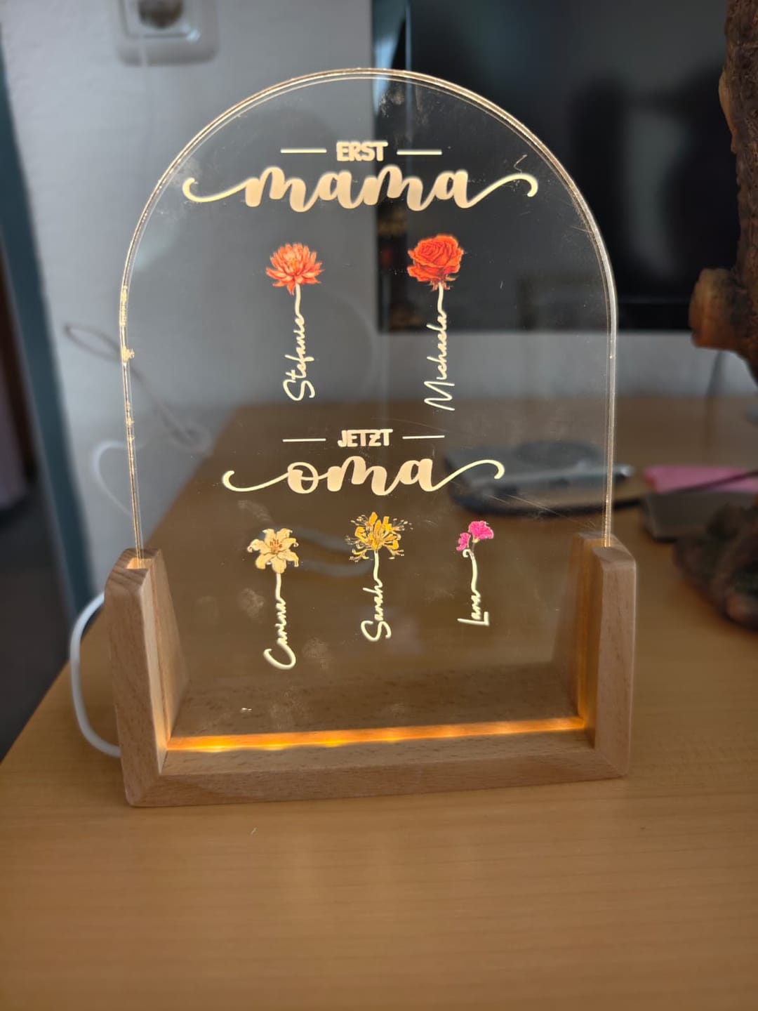 Customer photo review of Erst Mama, Jetzt Oma - Personalisierter LED Aufsteller für Eltern und Großeltern mit Blumen