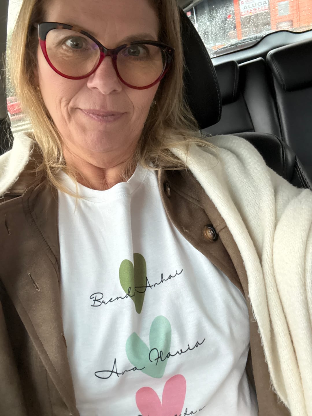 Customer photo review of Camiseta Personalizada - CORAÇÕES E NOMES (Até 5 nomes) - 100% Algodão