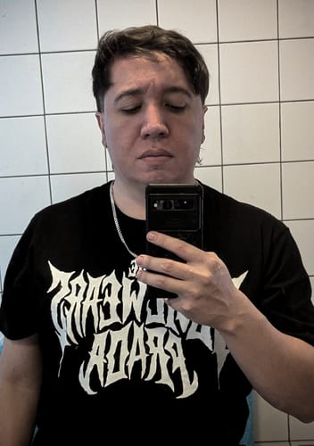 Cliente se toma una selfie en el espejo para mostrar su brillante Cadena Miami Cuban 5mm.
