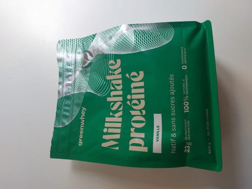 Client montrant le sachet vert du Milkshake protéiné saveur vanille sur une surface blanche.