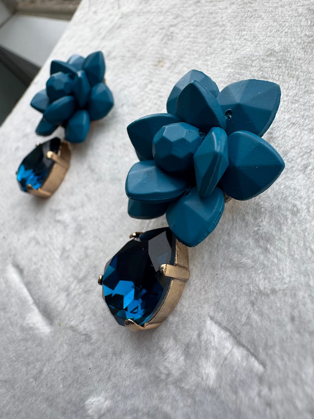 Customer photo review of Orecchini Giglio Pavone con Pietra Cristallo