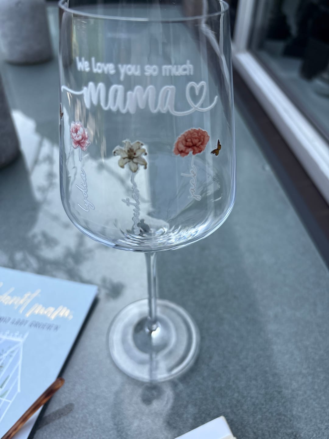 Customer photo review of Mama's tuin – Gepersonaliseerd wijnglas met geboortebloemen voor mama en oma