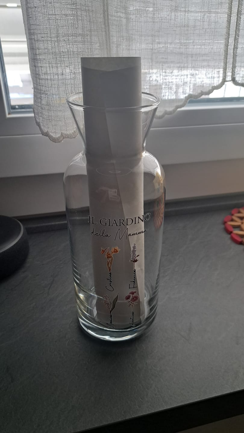 Customer photo review of Il giardino della mamma – Vaso in vetro personalizzato con nome e fiori per mamma e nonna