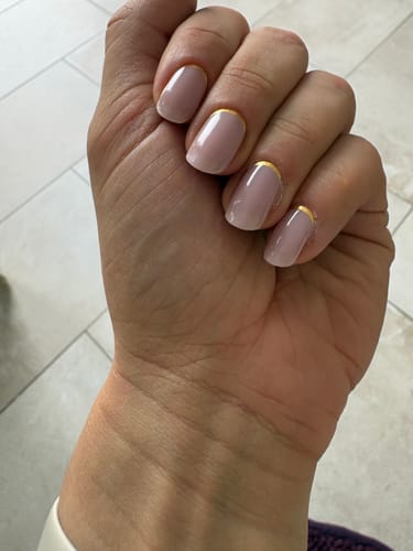 Rezensent zeigt die aufgetragenen Golden Blush UV-Gelfolien auf gepflegten Nägeln mit einem dezenten Goldbogen.