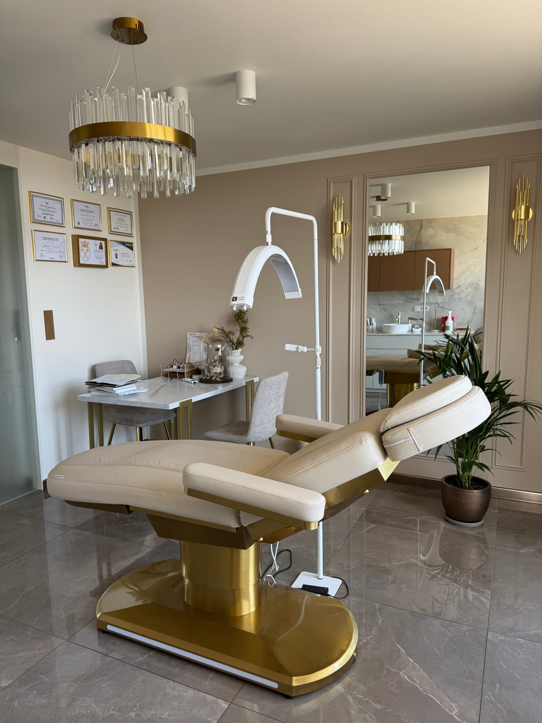 Customer photo review of Manufakturo Étoile Electric Lash Beauty Bed - 3 Motors Warm Beige