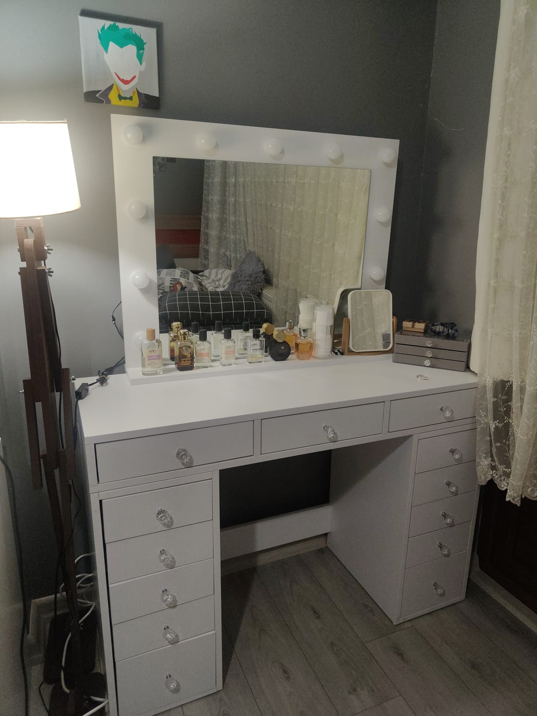 Customer photo review of Rani BJ119 Hollywood Işıklı Aynalı Kulis Makyaj Masası 13 Çekmeceli Takı Düzenleyici Beyaz