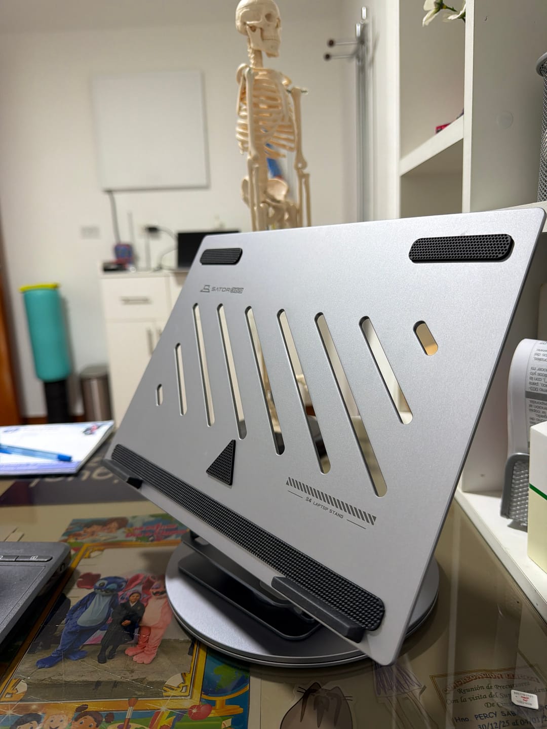 Customer photo review of Soporte Giratorio Premium para Laptop