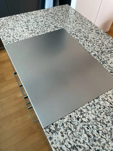 Customer photo review of Cette planche à découper en acier inoxydable est facile à nettoyer, double face et polyvalente, idéale pour manipuler les légumes de cuisine.