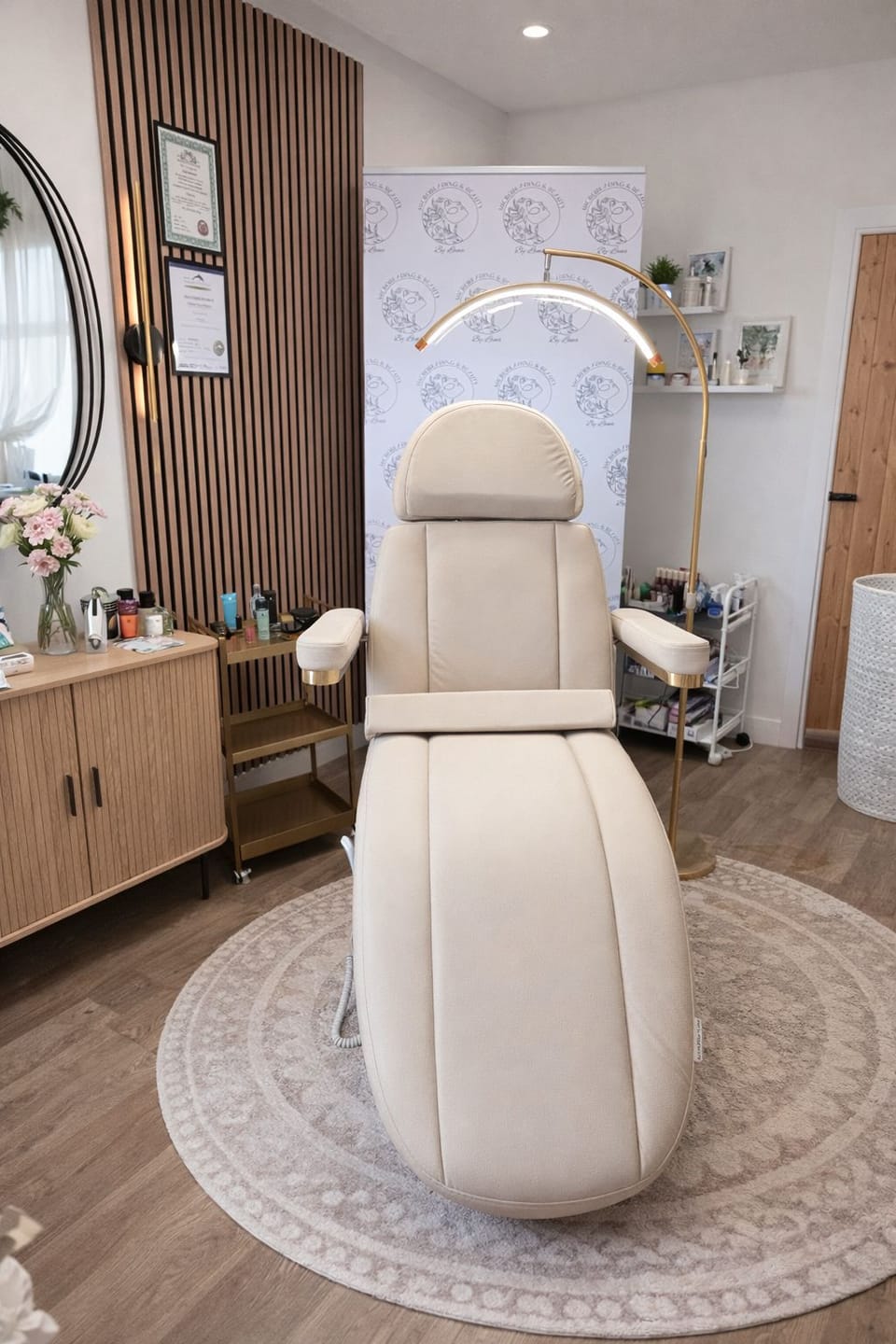 Customer photo review of Manufakturo Étoile Warm Beige The Complete Studio Set - Beauty Bed, Chair, Moonlight & Trolley