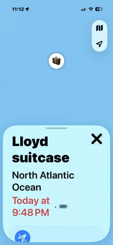 Reviewer's screenshot showing their SPOTMINDERS Tracking Card being tracked in the North Atlantic Ocean on the Find My app.
