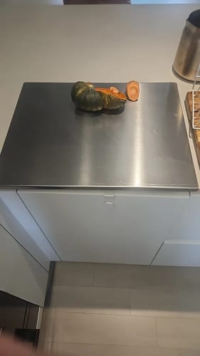 Customer photo review of Cette planche à découper en acier inoxydable est facile à nettoyer, double face et polyvalente, idéale pour manipuler les légumes de cuisine.