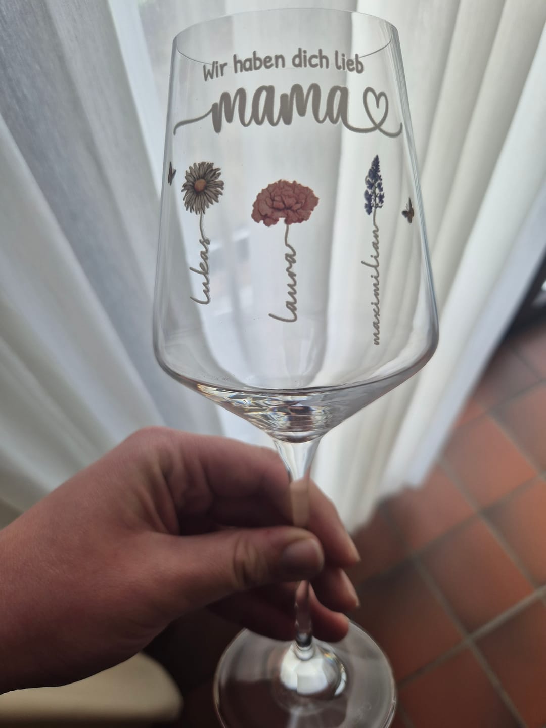 Customer photo review of Mamas Garten - Weinglas mit Kindernamen und Blumen für Mama und Oma