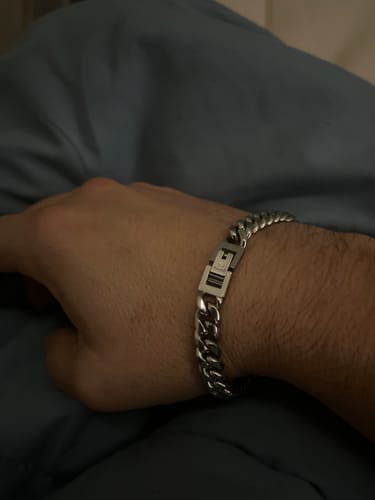 Un cliente muestra la Pulsera Cuban 8mm en su muñeca, con el broche plateado visible.