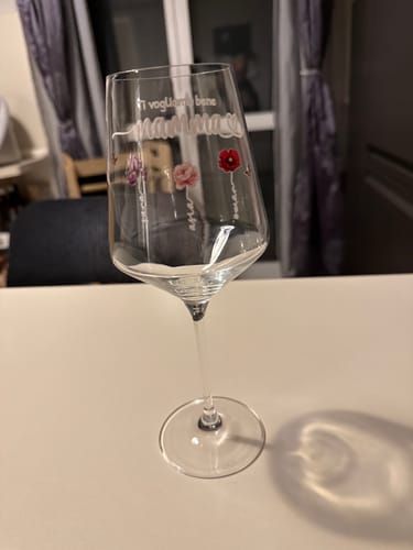 Customer photo review of Il giardino della mamma – Calice da vino personalizzato con fiori di nascita per mamma e nonna