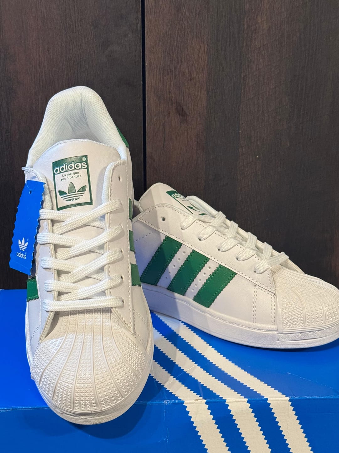 Customer photo review of Tenis Concha Blanco Verde