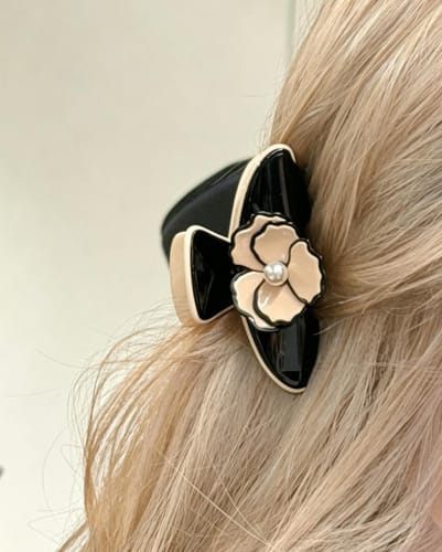Customer photo review of Isabella Medium Hair Claw
