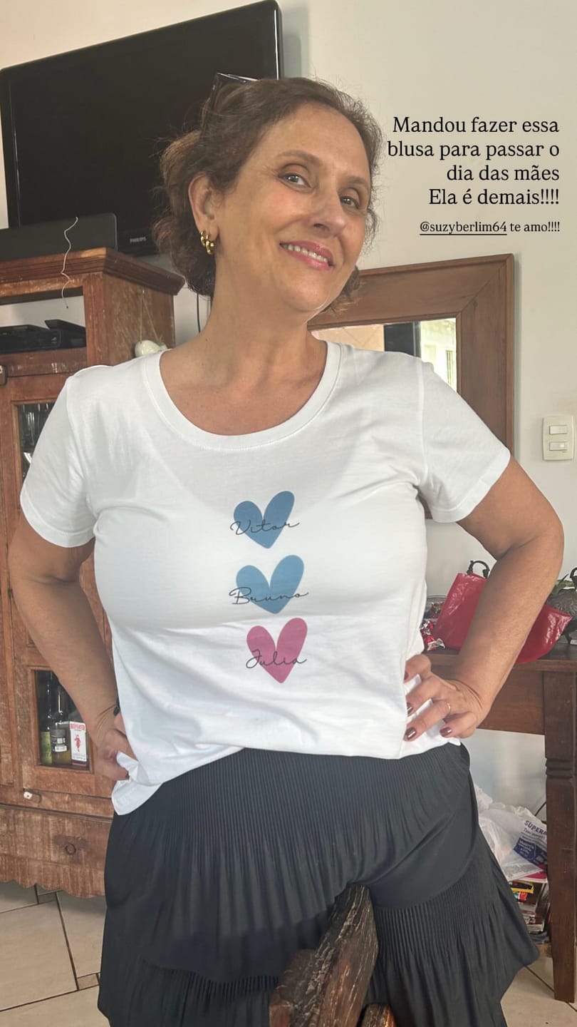 Customer photo review of Camiseta Personalizada - CORAÇÕES E NOMES (Até 5 nomes) - 100% Algodão