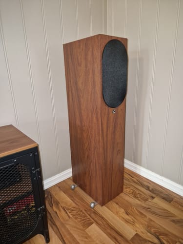 En kundes høyttaler dekket med mørk Walnut Deep kontaktplast.