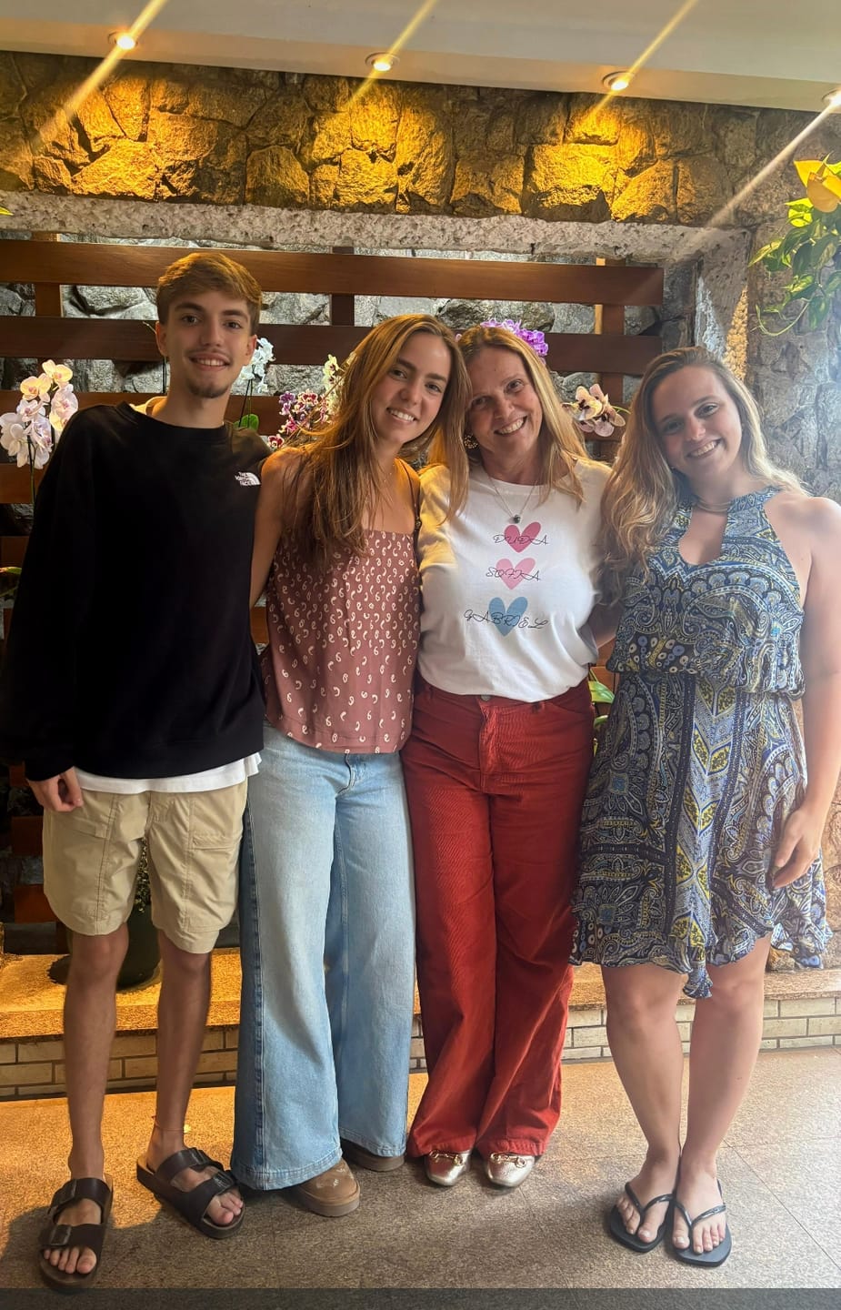 Customer photo review of Camiseta Personalizada - CORAÇÕES E NOMES (Até 5 nomes) - 100% Algodão