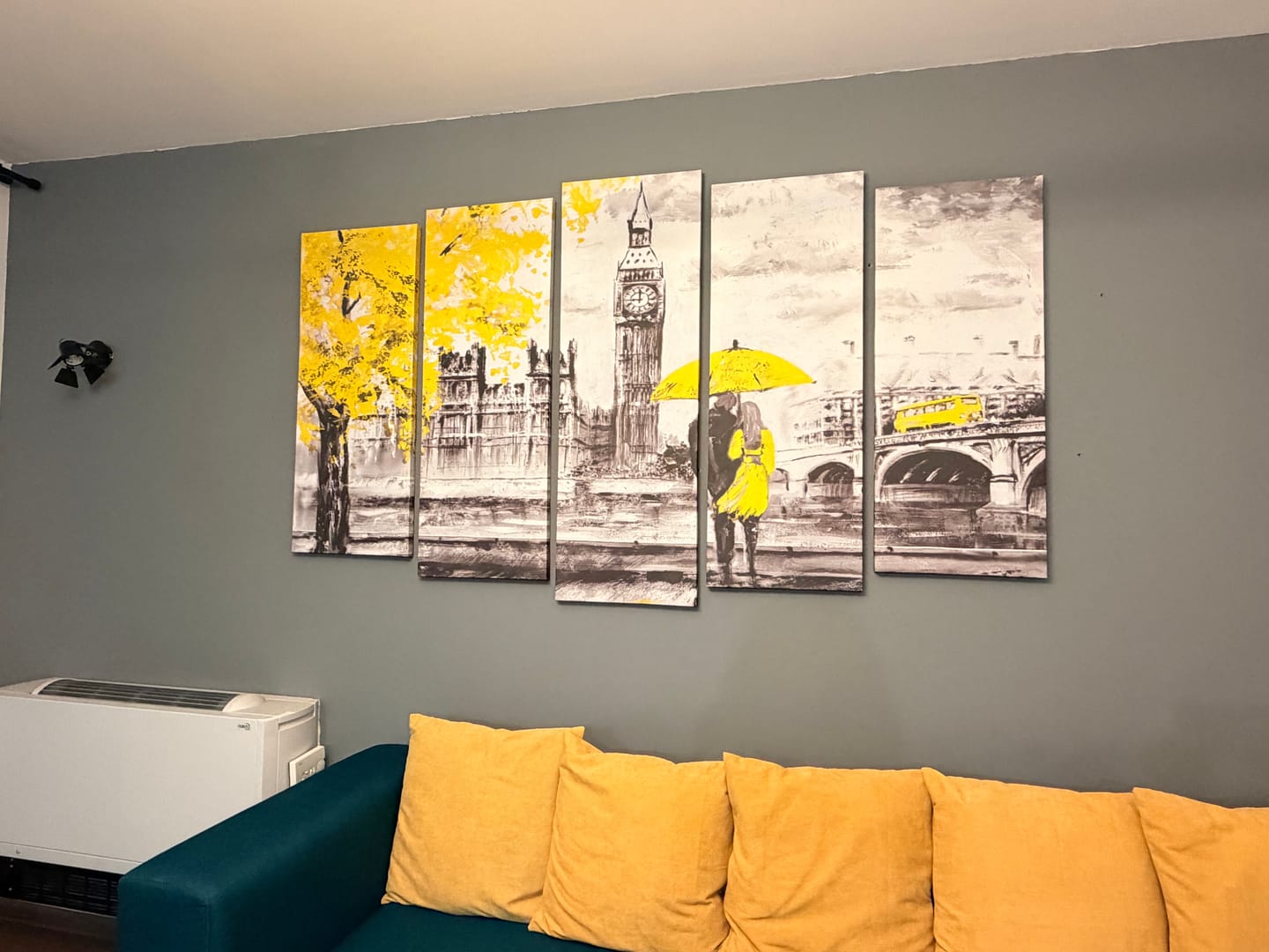 Customer photo review of Tablou canvas schita Londra gri si rosu RAINY LONDON