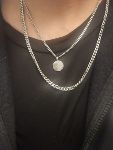 Un cliente luce el colgante Totem Classic Pendant en capas con otra cadena sobre una camiseta negra.