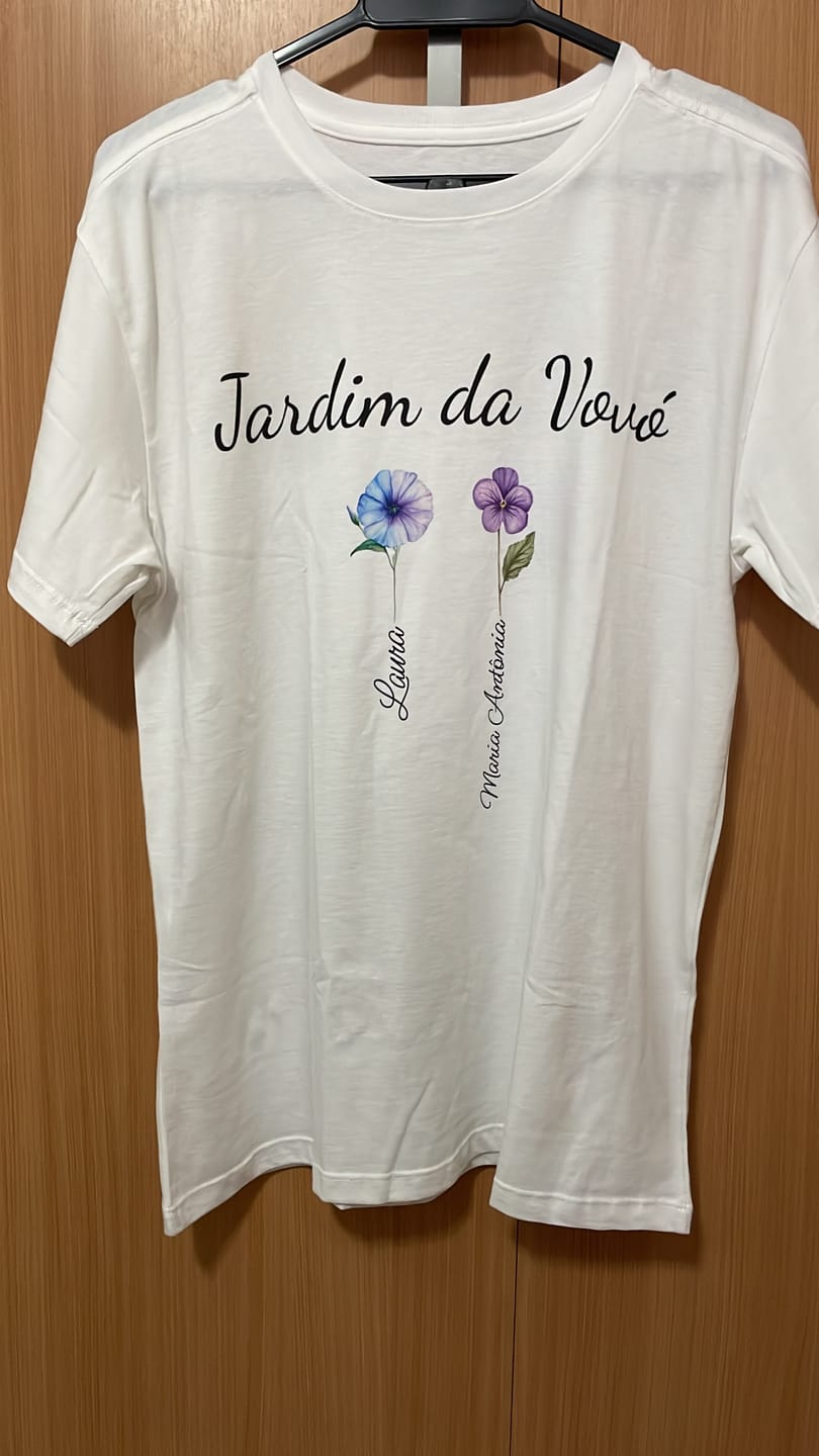 Customer photo review of Camiseta JARDIM DA VOVÓ - NOVAS FLORES  | Presente para Avó | Algodão 100%