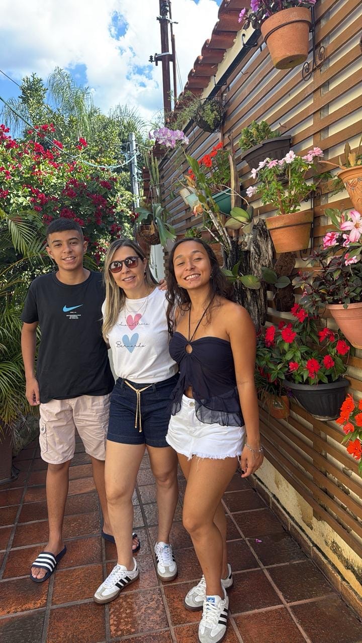Customer photo review of Camiseta Personalizada - CORAÇÕES E NOMES (Até 5 nomes) - 100% Algodão