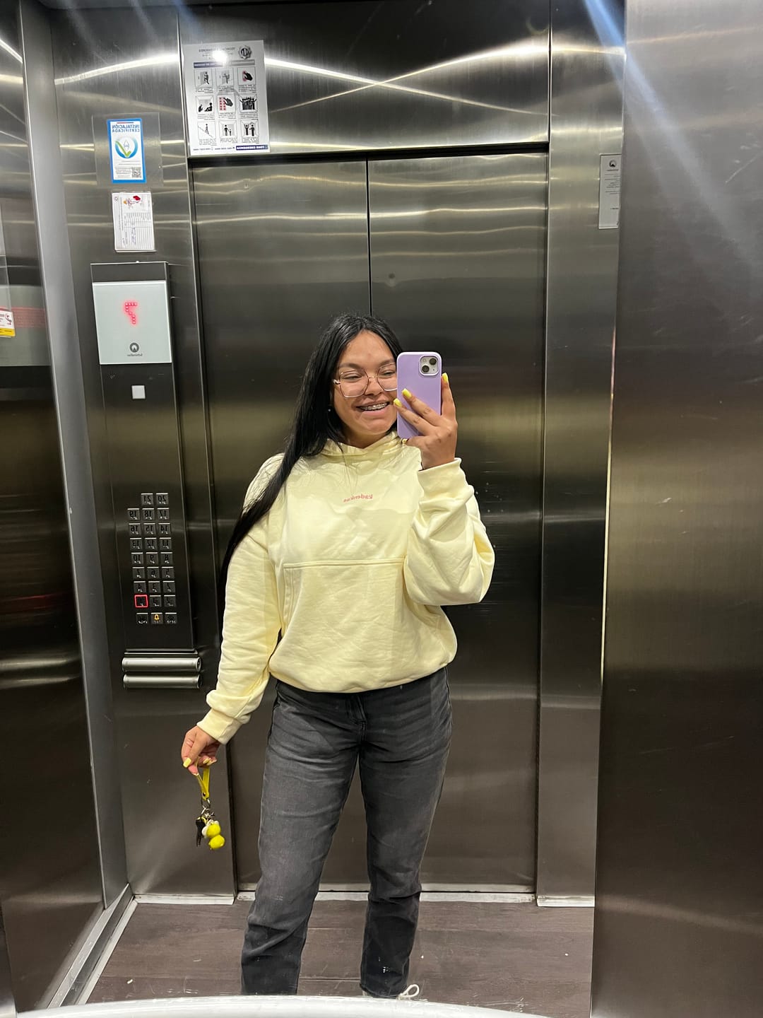 Customer photo review of POLERÓN HOODIE MANTEQUILLA - OVERSIZE CON GORRO LOGO Y ESPALDA BORDADO