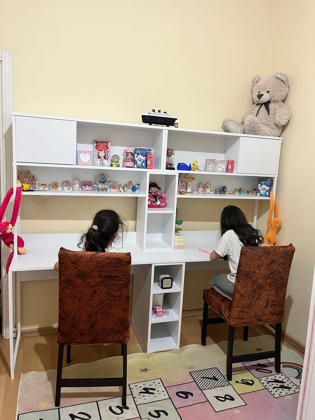 Customer photo review of Rani HA129 İki Kişilik Çok Raflı 2 Kapaklı Çalışma Ofis Bilgisayar Masası Beyaz