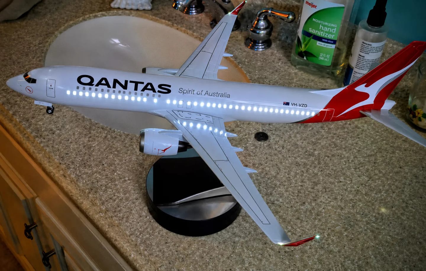 Customer photo review of Qantas Boeing 737-800 1:85 Scale Model
