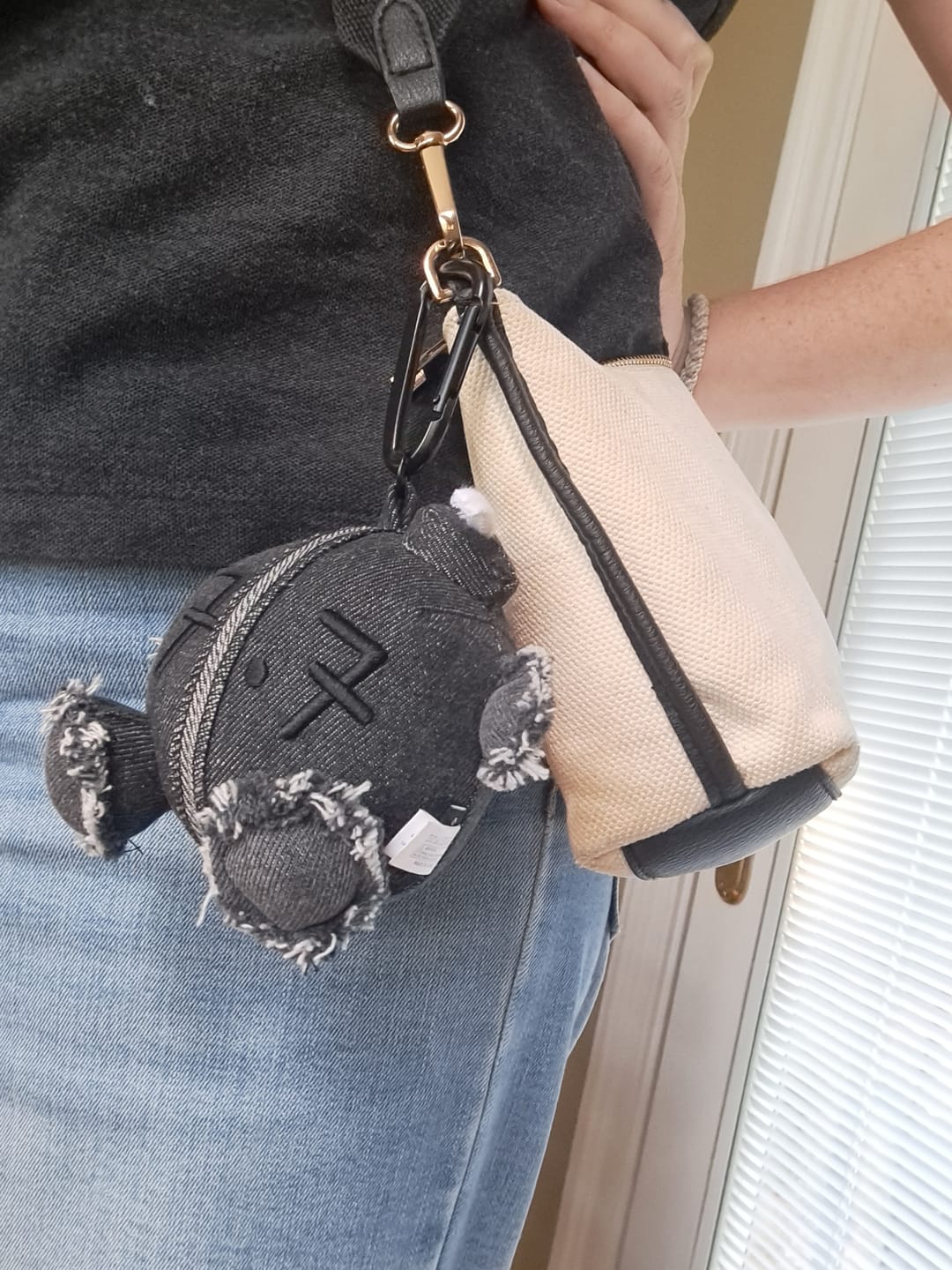 Customer photo review of BTS - ARIRANG WORLD TOUR OFFICIAL MD ARMY BOMB PLUSH KEYRING