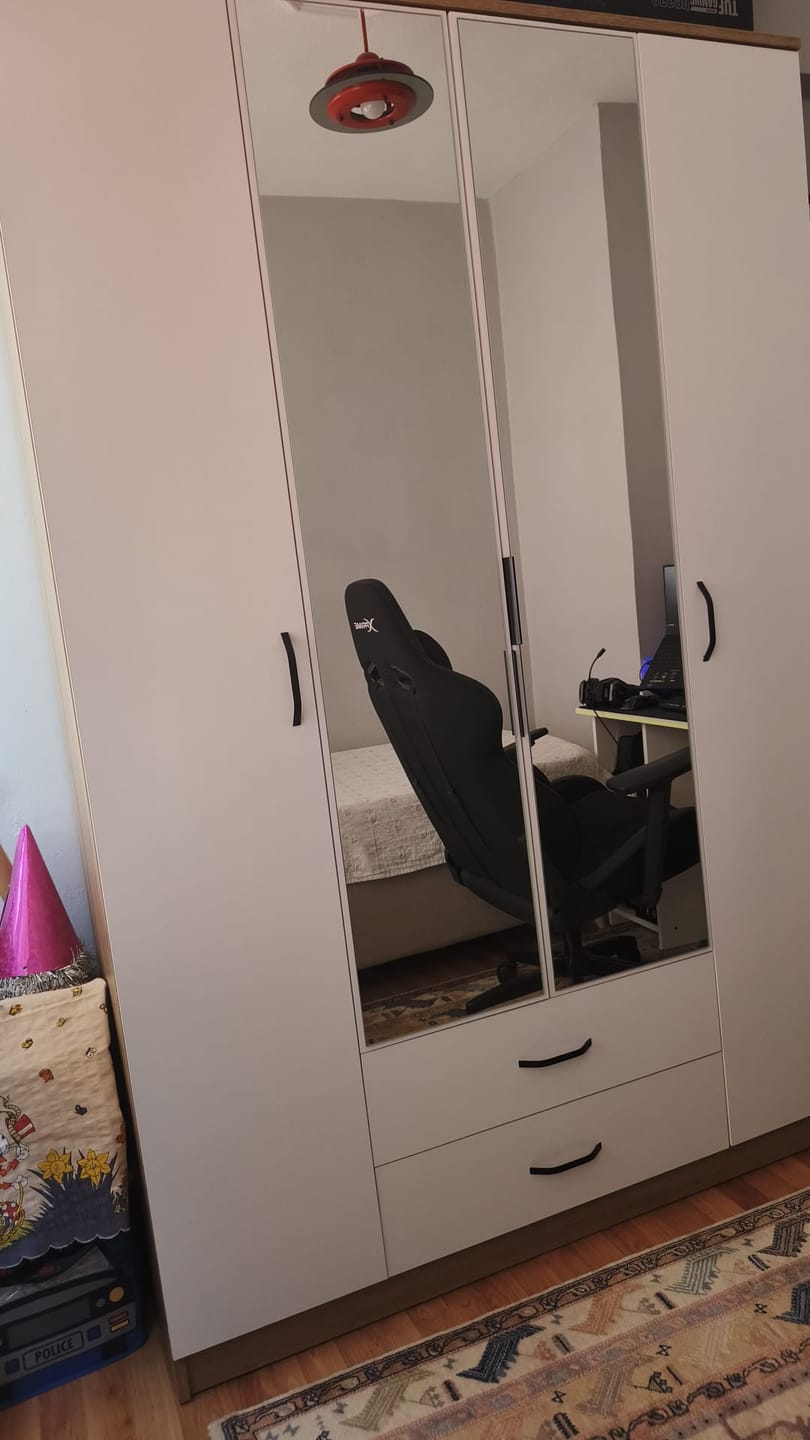 Customer photo review of Rani BA131 Geniş Gardırop Elbise Dolabı Aynalı 4 Kapaklı 2 Çekmeceli 13 Raflı 1 Askılı Sepet Ceviz - Beyaz