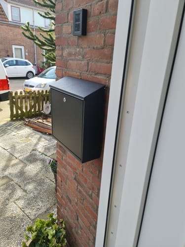 Customer photo review of Avalo Brievenbus Zwart RVS - Wandbrievenbus - Incl. Montagemateriaal & 2 Sleutels