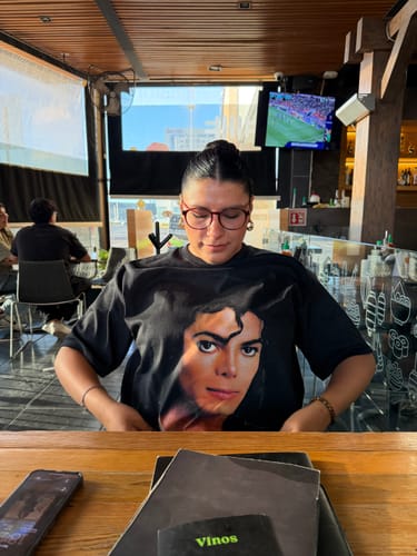 Cliente usando la camiseta negra de Michael Jackson BIG HEAD en un restaurante.