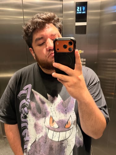 Cliente mostrando su camiseta negra Nightmare 094 en una selfie en el ascensor.