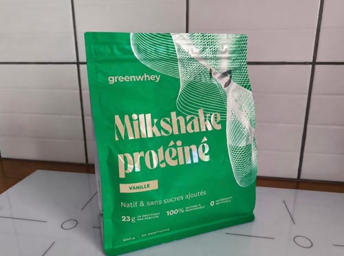 Client avec le sachet vert de son Milkshake protéiné saveur vanille.