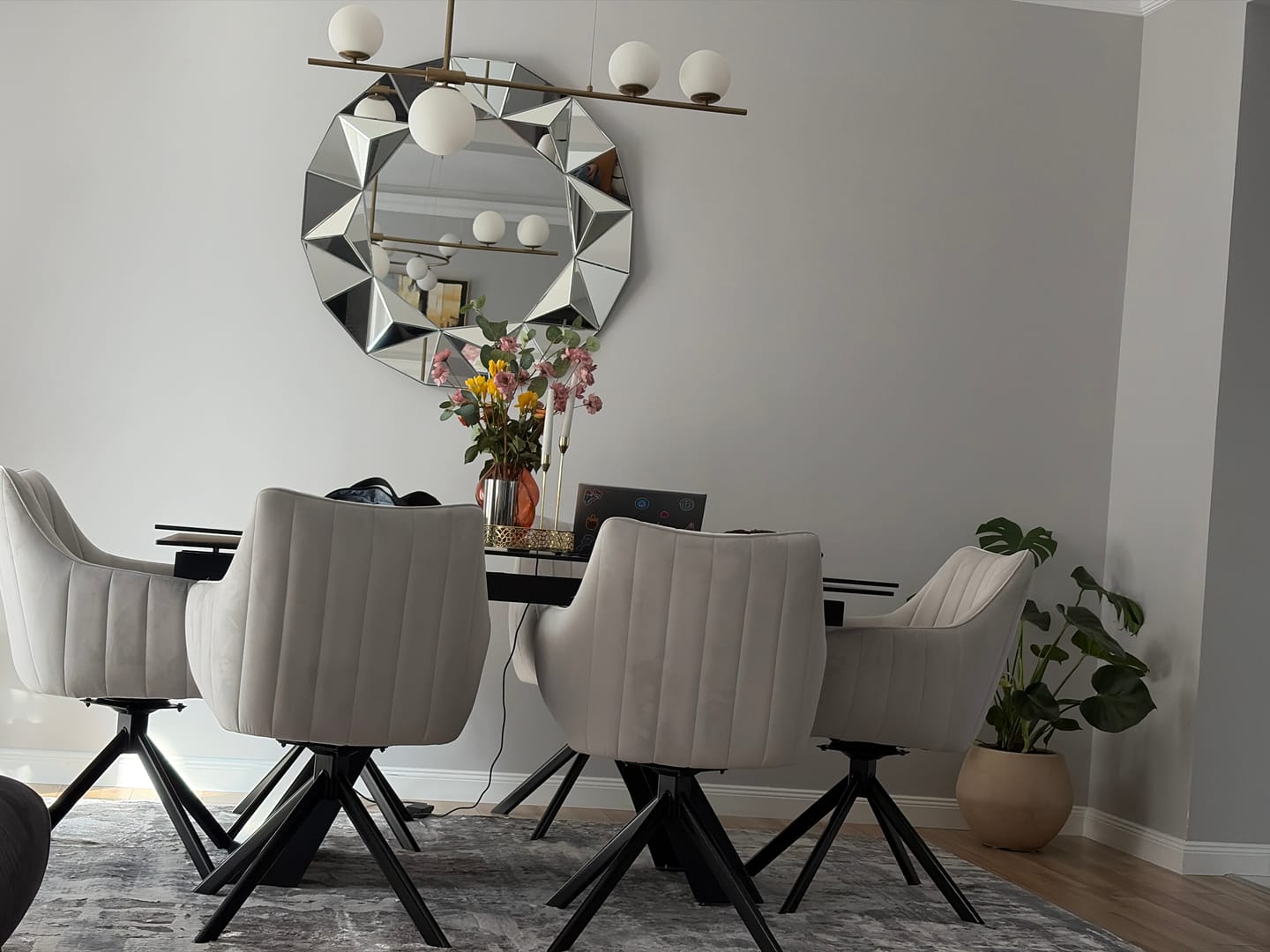 Customer photo review of Scaun living rotativ AZALIA, gri deschis/negru, stofa catifelata/metal, 61x44x86 cm