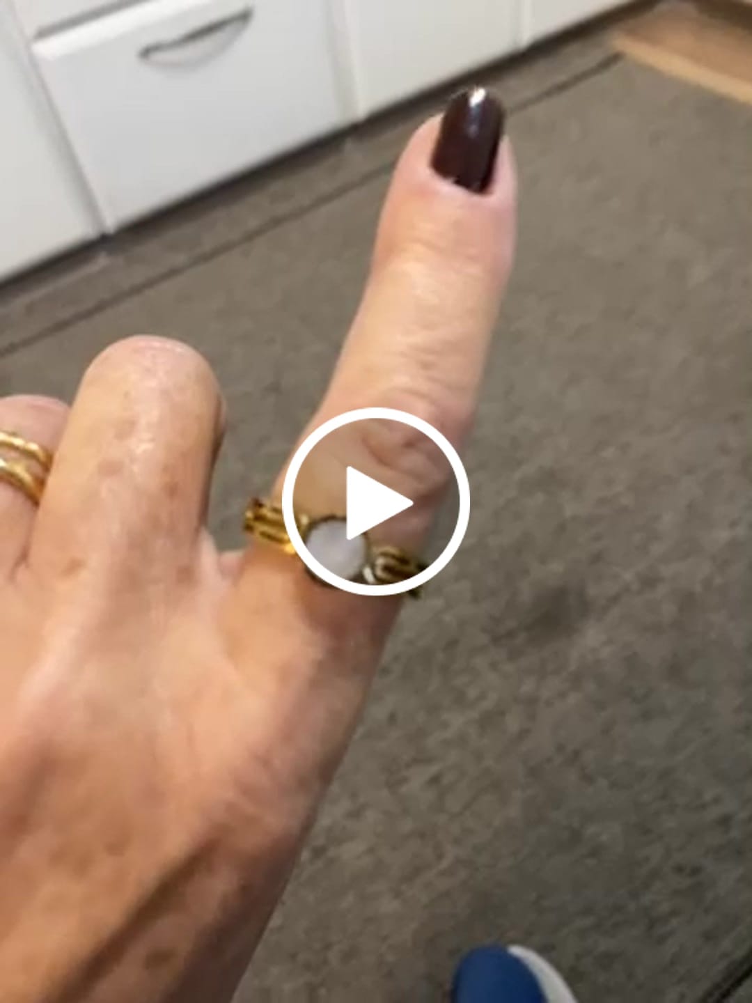 Customer video review of Anel Athena Pedra Madrepérola Banhado em Ouro 18K