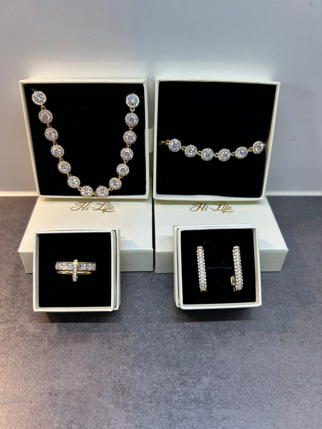 Customer photo review of Pave Square Edelstahl Huggie Ohrringe 2.0