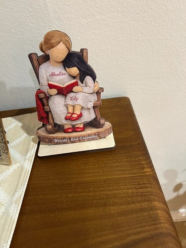 Customer's personalized "World's Best Grandma" plaque showing a grandma and child, with names 'Abuelita' and 'Lily'.