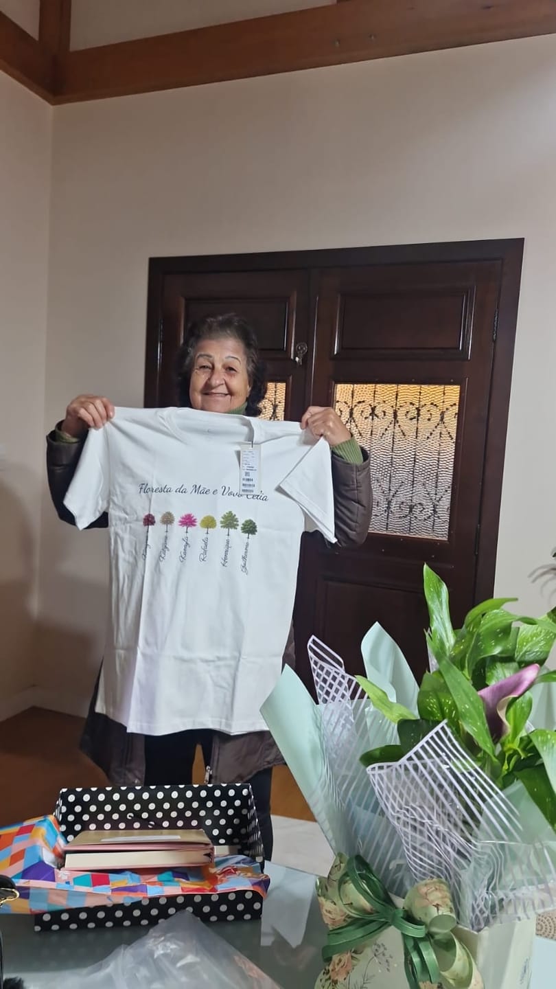 Customer photo review of Camiseta Personalizada FLORESTA DO VOVÔ - ATÉ 13 ÁRVORES - BRANCA - Algodão 100%
