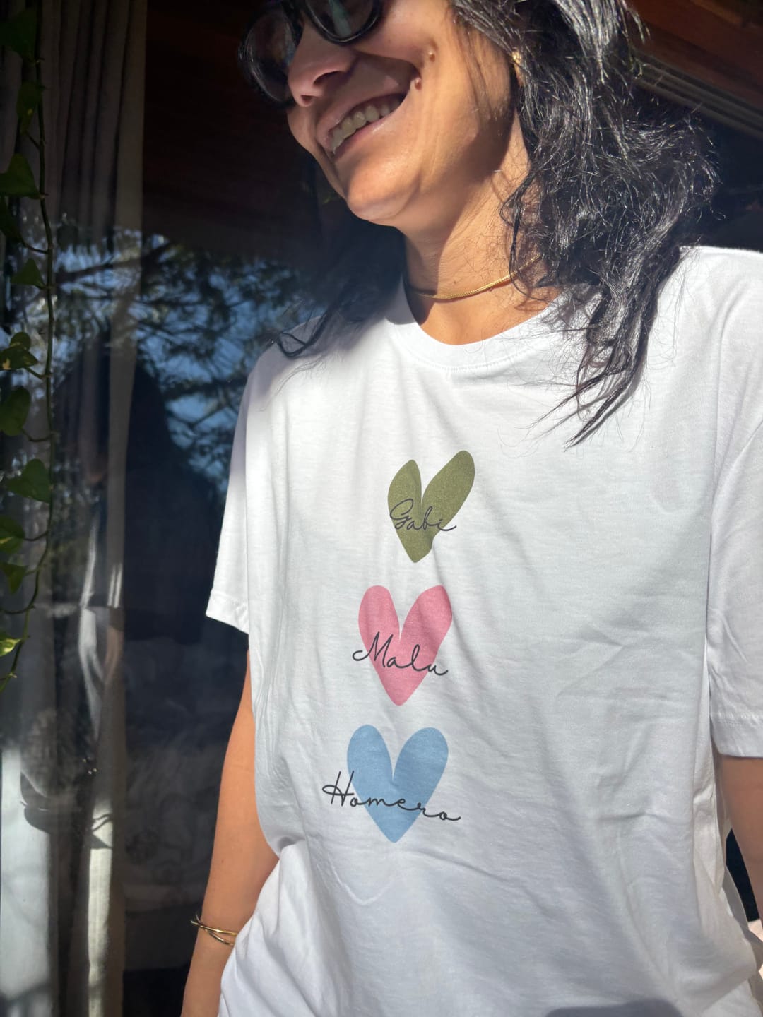 Customer photo review of Camiseta Personalizada - CORAÇÕES E NOMES (Até 5 nomes) - 100% Algodão