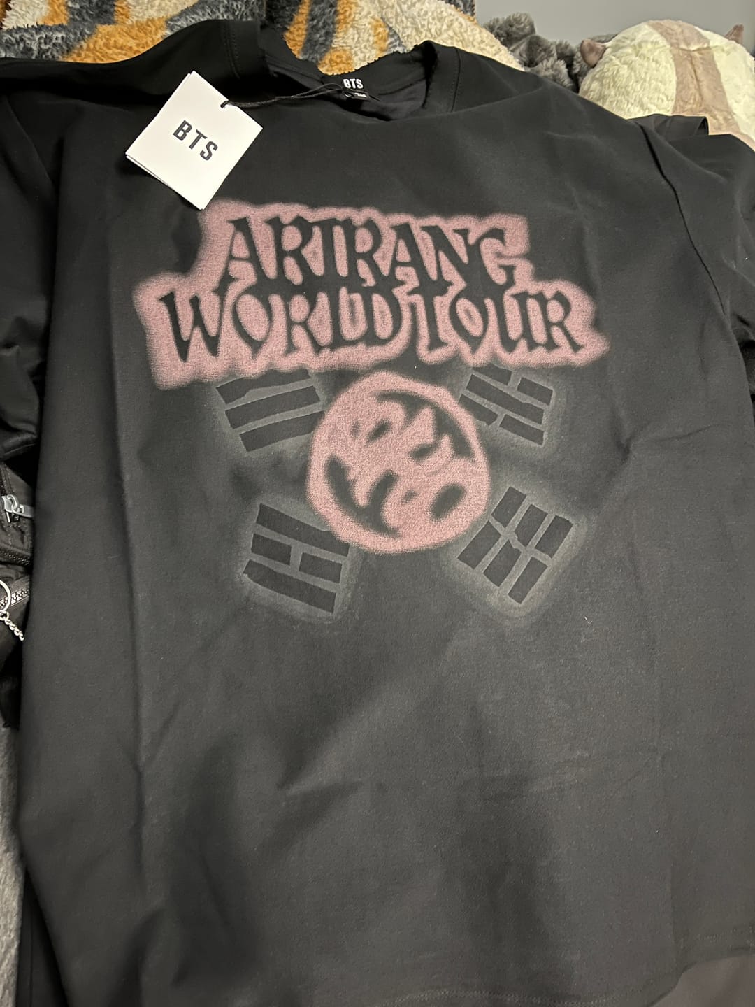 Customer photo review of [2ND PRE-ORDER] BTS - ARIRANG WORLD TOUR OFFICIAL MD S/S TOUR T-SHIRT (BLACK)