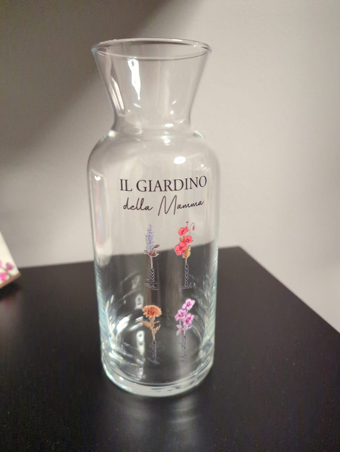 Customer photo review of Il giardino della mamma – Vaso in vetro personalizzato con nome e fiori per mamma e nonna