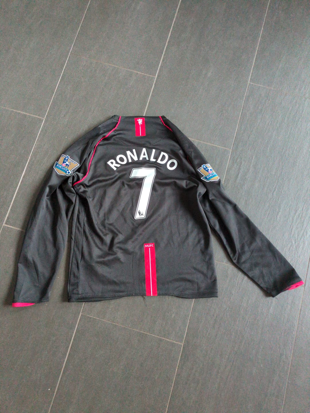 Customer photo review of Cristiano Ronaldo 2007-2008 Manchester United Black Retro Jersey Trikot Camiseta Maillot