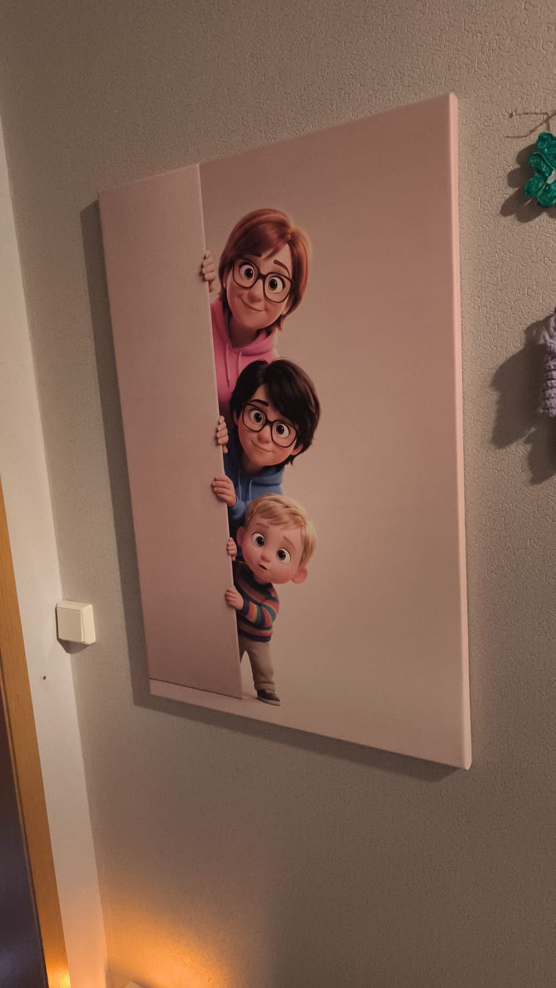 Customer photo review of Personalisierte Leinwand - Animiert hinter der Wand